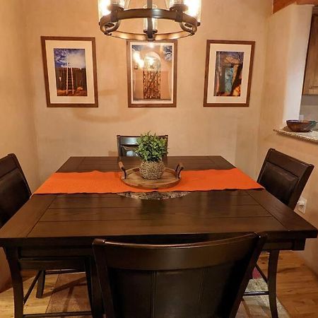 Magical Santa Fe Stay, Minutes From Town Square, Sleeps 4, Includes Free Parking And Outdoor Hot Tub! Extérieur photo