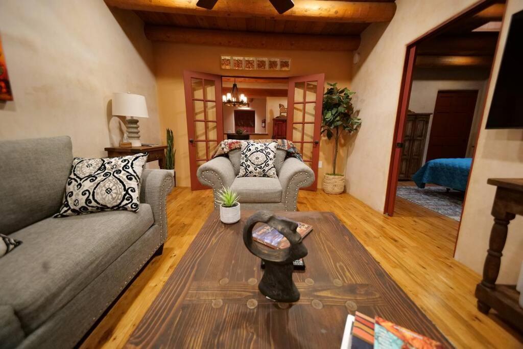 Magical Santa Fe Stay, Minutes From Town Square, Sleeps 4, Includes Free Parking And Outdoor Hot Tub! Extérieur photo