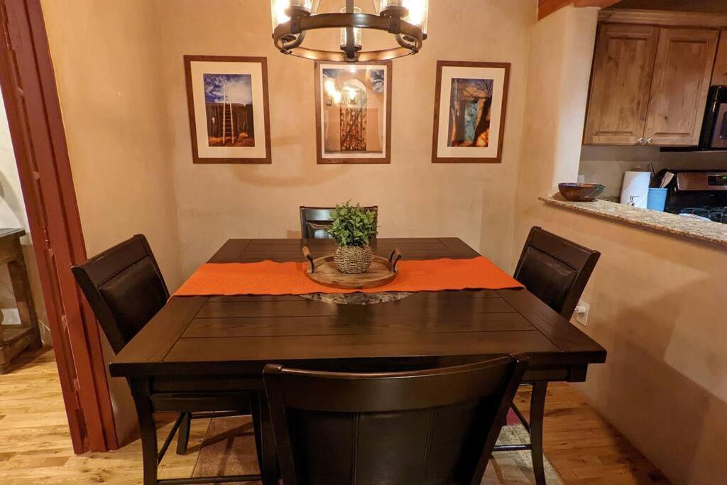 Magical Santa Fe Stay, Minutes From Town Square, Sleeps 4, Includes Free Parking And Outdoor Hot Tub! Extérieur photo