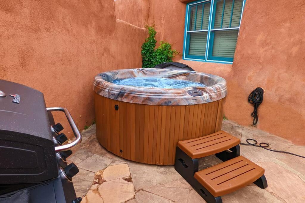 Magical Santa Fe Stay, Minutes From Town Square, Sleeps 4, Includes Free Parking And Outdoor Hot Tub! Extérieur photo