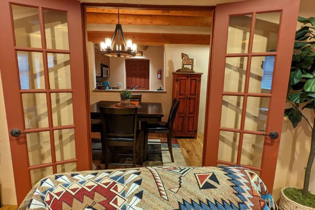 Magical Santa Fe Stay, Minutes From Town Square, Sleeps 4, Includes Free Parking And Outdoor Hot Tub! Extérieur photo
