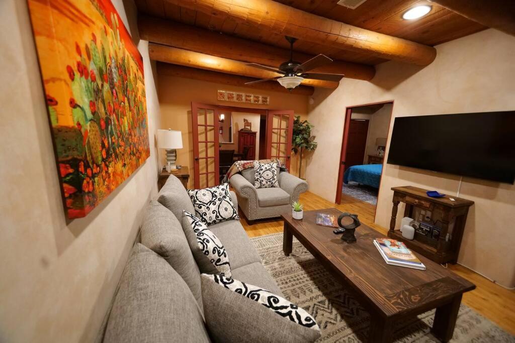 Magical Santa Fe Stay, Minutes From Town Square, Sleeps 4, Includes Free Parking And Outdoor Hot Tub! Extérieur photo