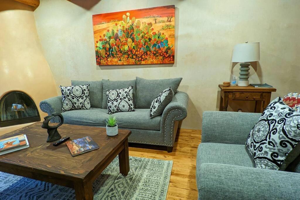 Magical Santa Fe Stay, Minutes From Town Square, Sleeps 4, Includes Free Parking And Outdoor Hot Tub! Extérieur photo
