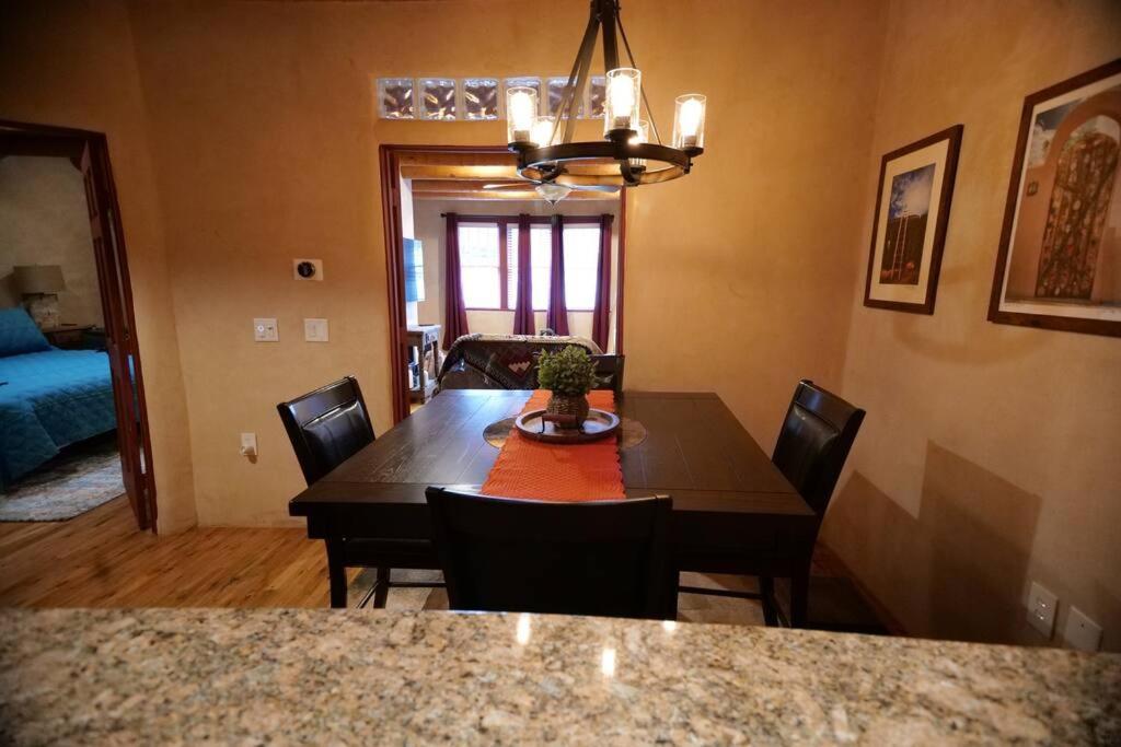 Magical Santa Fe Stay, Minutes From Town Square, Sleeps 4, Includes Free Parking And Outdoor Hot Tub! Extérieur photo