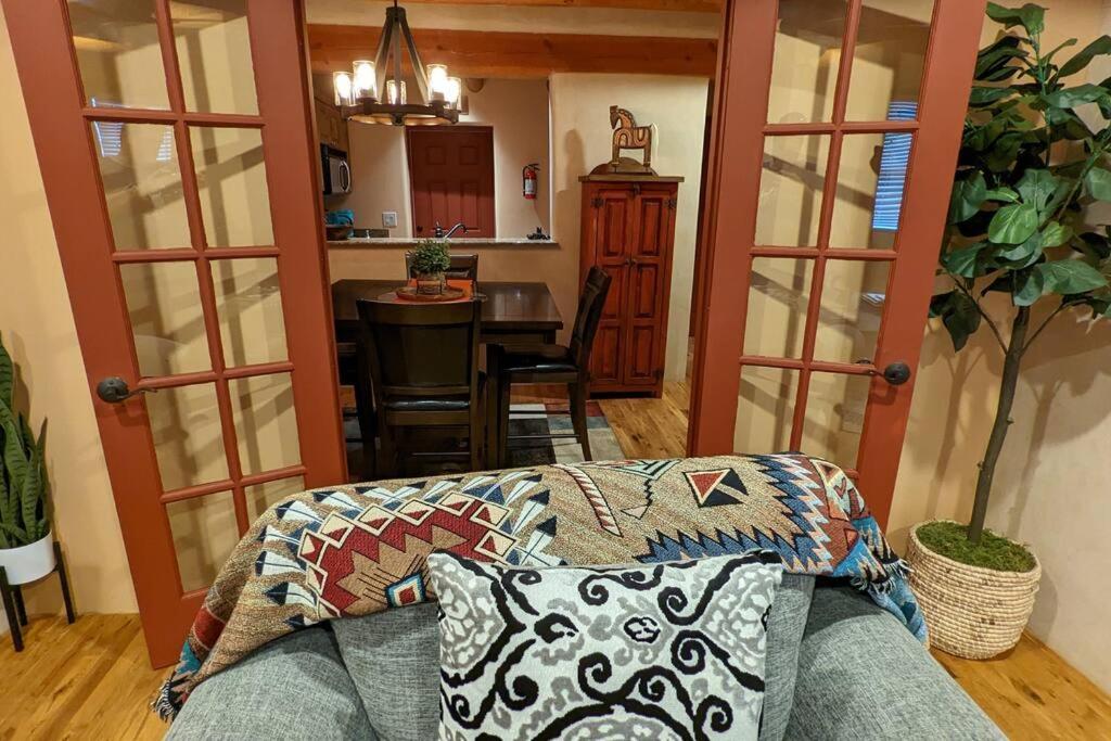 Magical Santa Fe Stay, Minutes From Town Square, Sleeps 4, Includes Free Parking And Outdoor Hot Tub! Extérieur photo