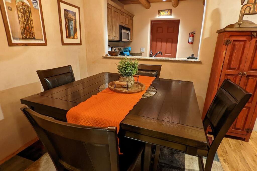 Magical Santa Fe Stay, Minutes From Town Square, Sleeps 4, Includes Free Parking And Outdoor Hot Tub! Extérieur photo