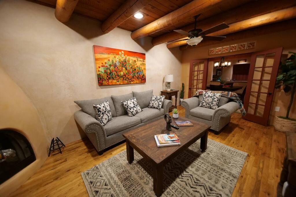 Magical Santa Fe Stay, Minutes From Town Square, Sleeps 4, Includes Free Parking And Outdoor Hot Tub! Extérieur photo